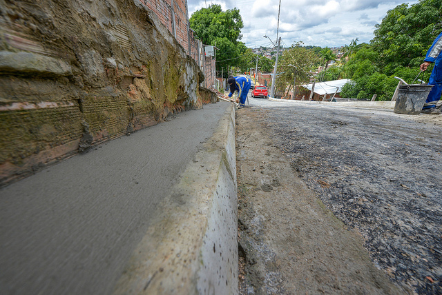 Moradores ganham nova rua e recebem mutirão de obras em comunidade de Manaus
