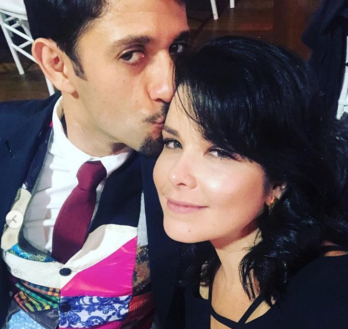   Atriz é vista beijando duas mulheres junto com namorado durante festa em SP 