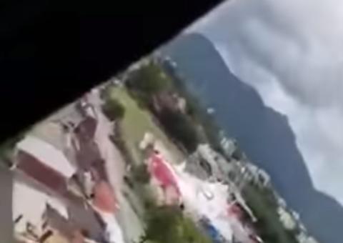 Vídeo mostra momento que helicóptero cai e mata pedestre; Veja