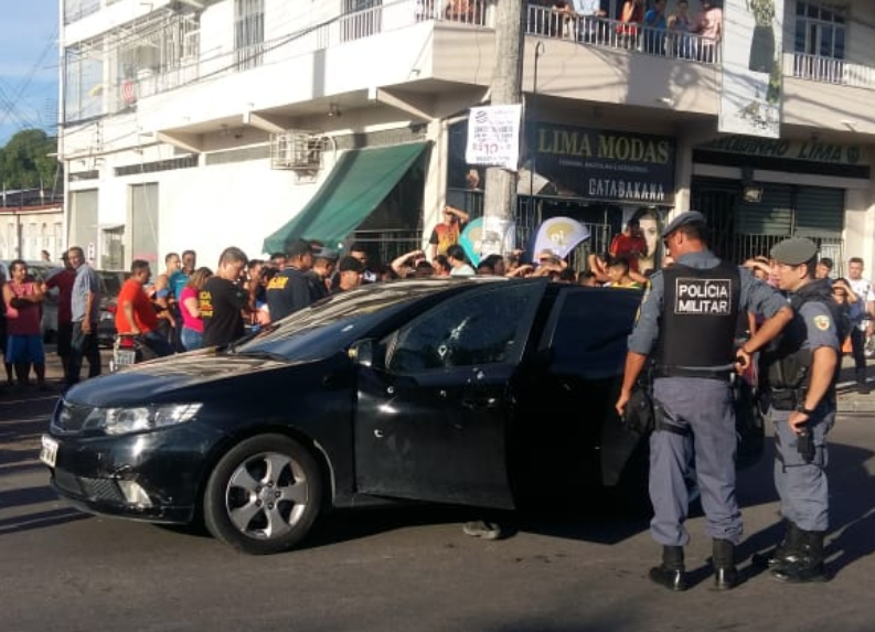 Carro com 3 pessoas é crivado de balas em avenida de Manaus