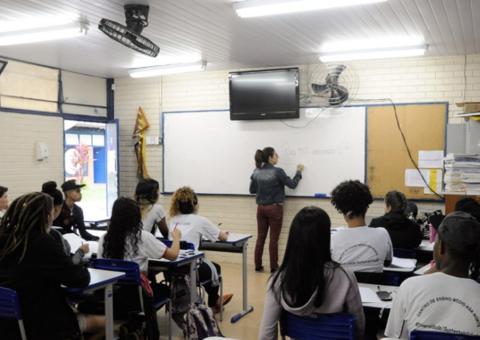 Bolsonaro sanciona lei que permite faltar à aula por motivo religioso
