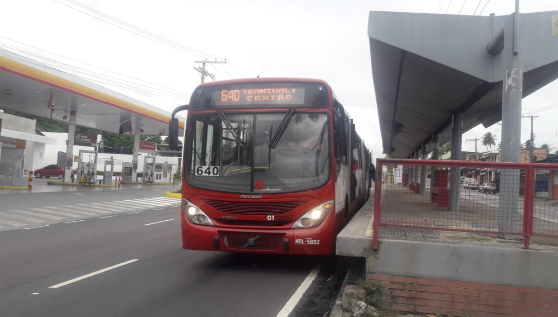  Grupo armado faz arrastão e agride passageiros em ônibus de Manaus