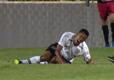 Fessin sofre grave lesão durante jogo e é retirado de campo em ambulância