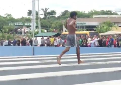 Homem que ameaçava se jogar de viaduto é resgatado em Manaus 