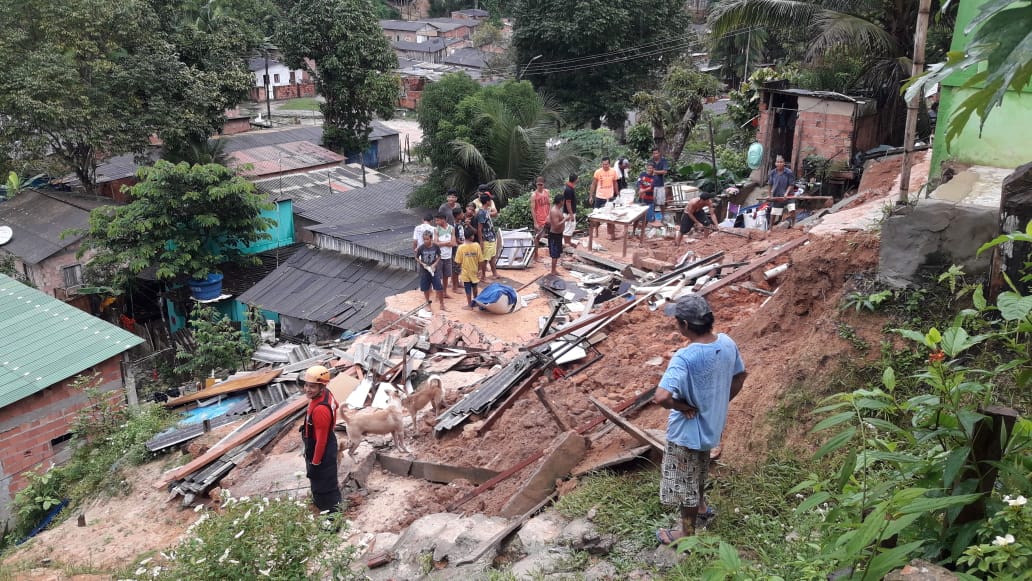 Chuva derruba casas e deixa rastro de destruição e morte em Manaus
