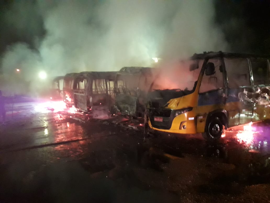 Incêndio em garagem destrói oito micro-ônibus alternativos em Manaus