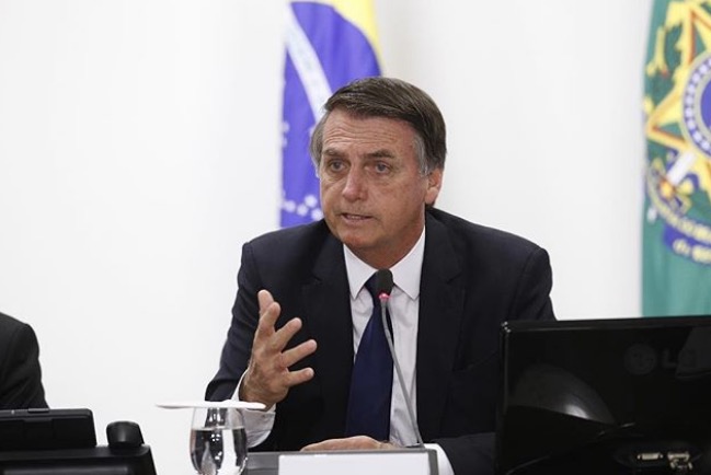 Decreto sobre posse de armas deve ser assinado nesta terça por Bolsonaro