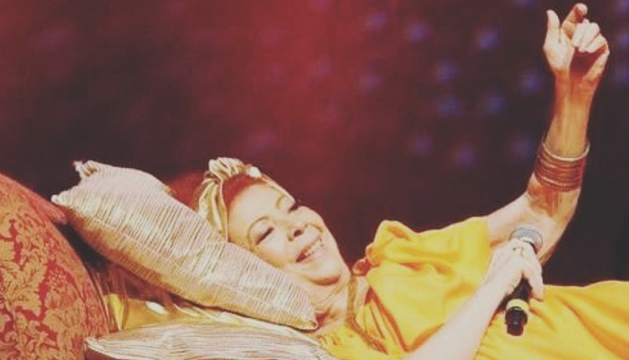 Internada a uma semana, Beth Carvalho surge feliz com visita no hospital