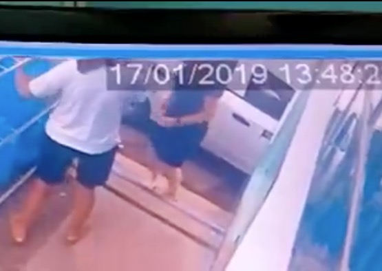 Mulher é baleada e tem carro roubado na frente de distribuidora em Manaus