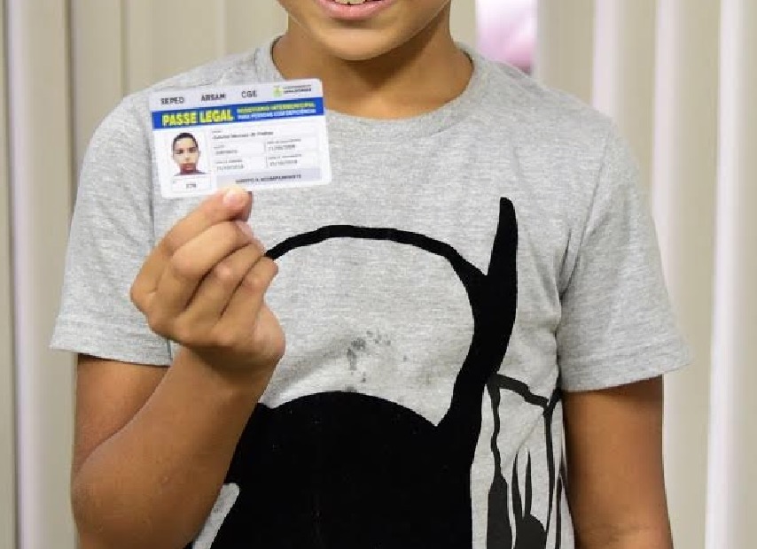 Seped entrega cartões do Passe Legal Rodoviário Intermunicipal em Itacoatiara e Iranduba