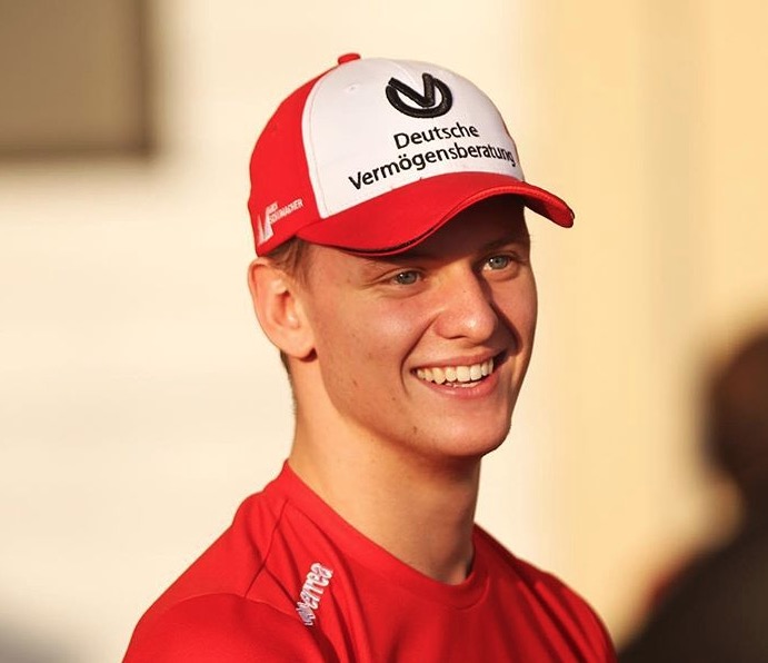 Filho de Schumacher entra para academia de jovens pilotos da Ferrari