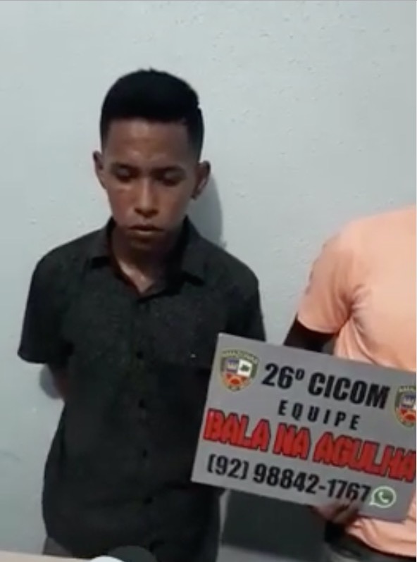 Policiais cantam ‘parabéns’ a suspeito de roubo preso no dia do aniversário em Manaus