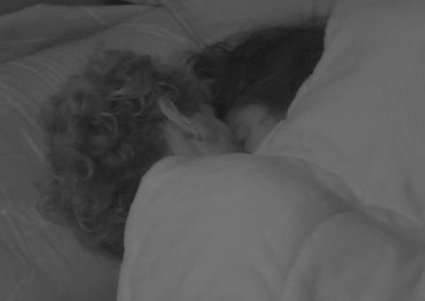 BBB 19: Hana e Alan trocam carícias e sister fica ofegante debaixo do edredom 