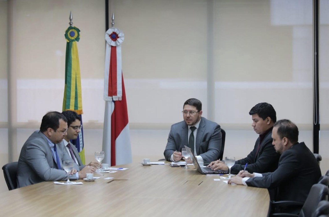 Carlos Almeida discute mecanismos para melhorar a transparência na Susam 