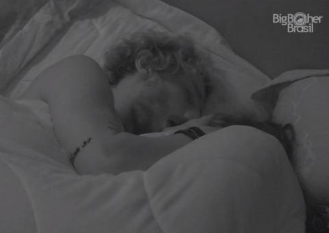 BBB 19: Hana geme muito enquanto movimenta edredom com Alan