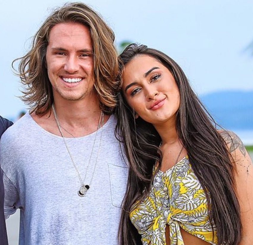 Dono do hit ‘O Sol’, Vitor Kley e Gabriela, do Melim, assumem namoro em show