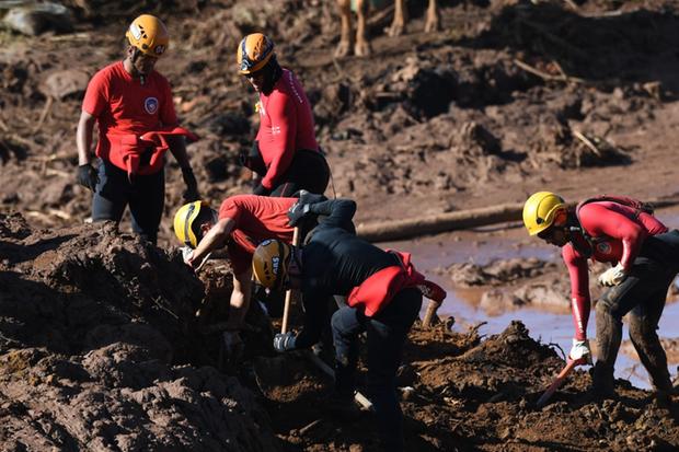 Bombeiros buscam por vítimas na área onde ficava refeitório da Vale