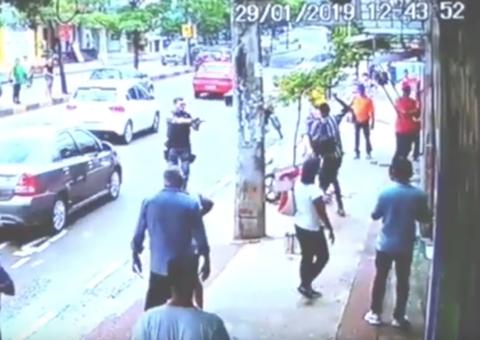 Câmeras flagram momento que picolezeiro ataca policial com faca em Manaus