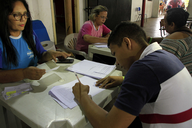Vítimas de incêndio no Educandos recebem terceiro lote do Auxílio Aluguel
