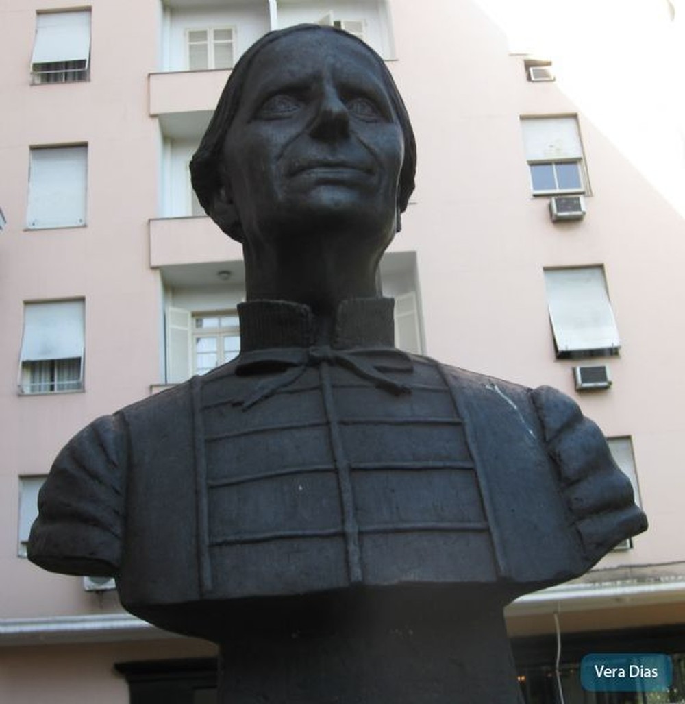 Busto de bronze da Imperatriz Teresa Cristina é roubado no RJ