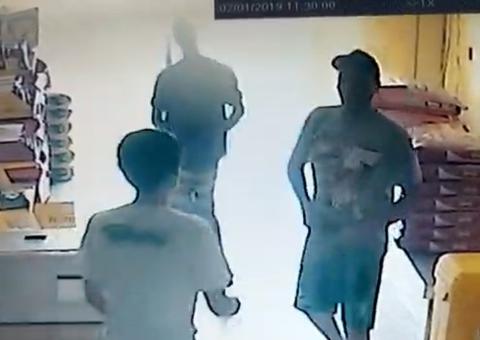 Vídeo: Dupla armada assalta pet shop em Manaus