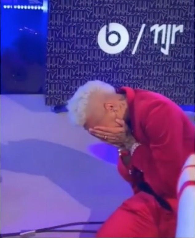 Fã assumido, Neymar chora com presença surpresa da cantora Marília Mendonça em seu aniversário