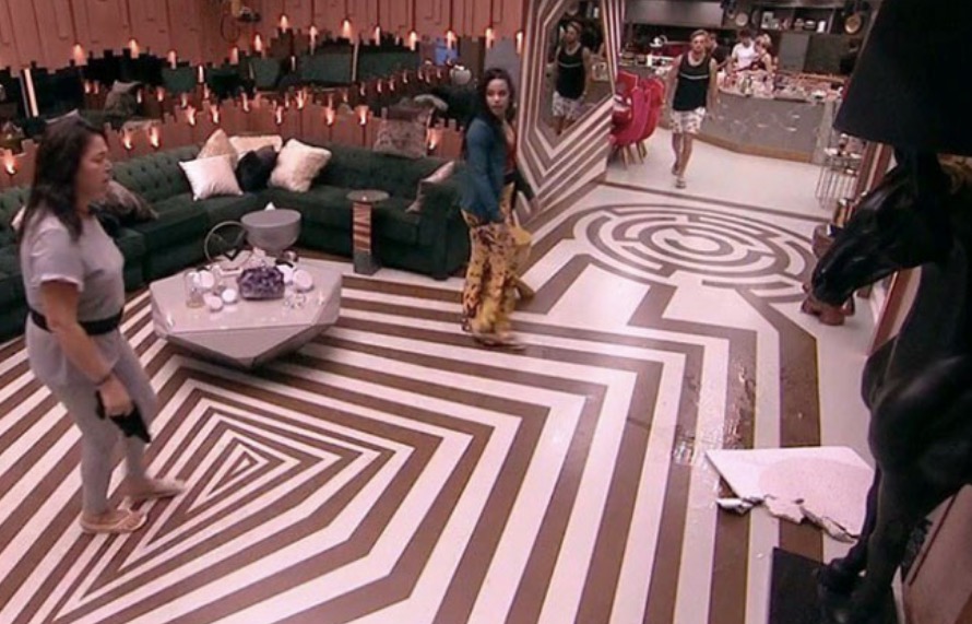 Forte chuva derruba parte do teto do BBB 19 e assusta brothers