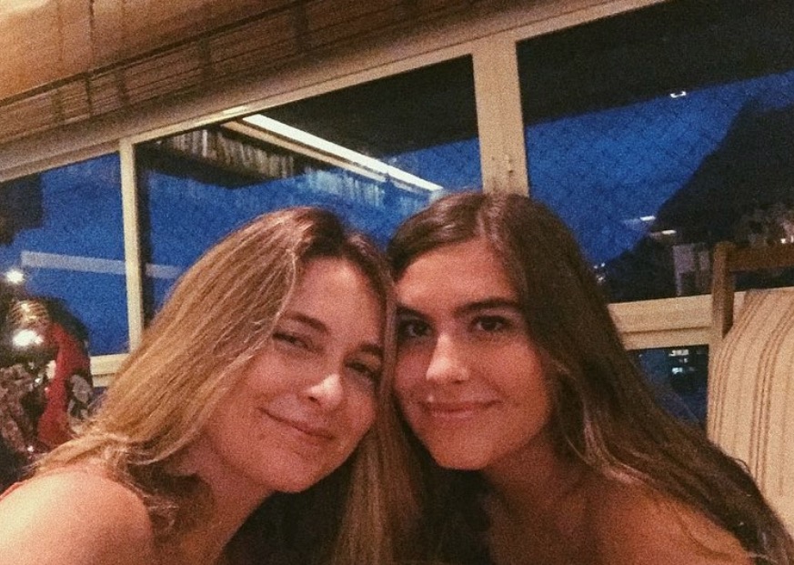  Claudia Abreu posta foto rara da filha em aniversário de 18 anos