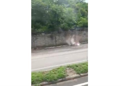 Carreta arranca poste de energia e causa caos em trânsito e porto de Manaus