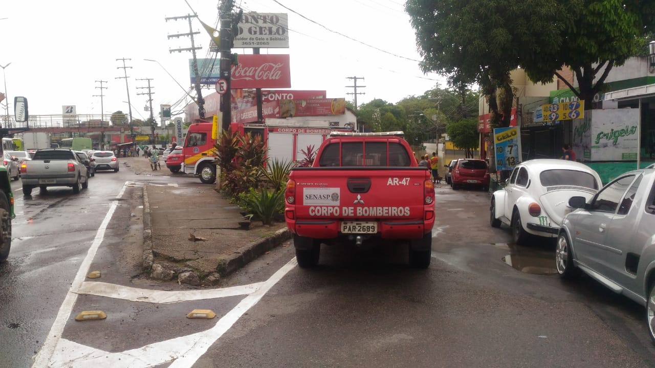 Professora e crianças são resgatadas após ficarem ilhados durante chuva em Manaus