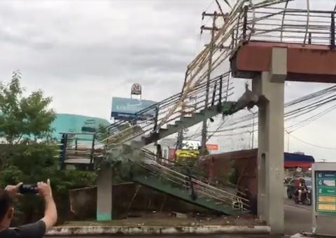 Vídeo flagra momento em que passarela desaba em Manaus