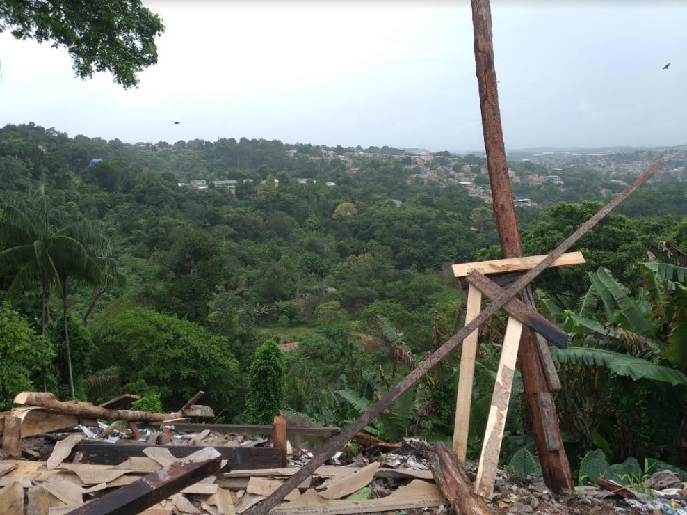Barracas de feira são retiradas de área de risco para evitar desabamento em Manaus