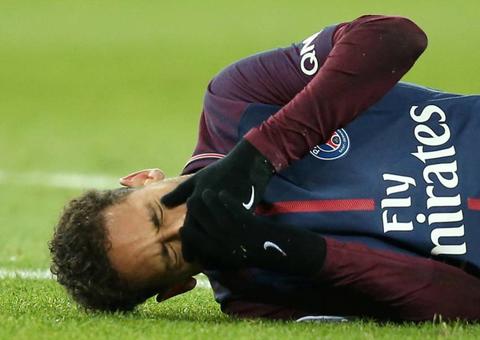 Neymar voltará ao Brasil por dez dias para seguir tratamento de fratura no pé
