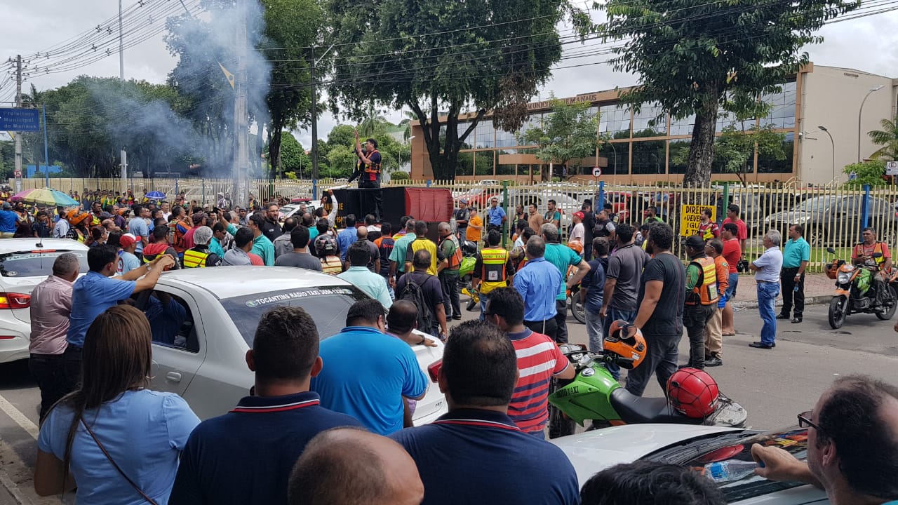 Carro do Manaustrans é quebrado durante manifestação de taxistas e mototaxistas em Manaus 
