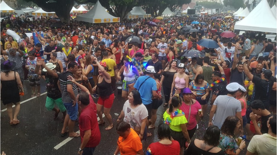 Mesmo com chuva, Bica anima milhares de foliões em Manaus