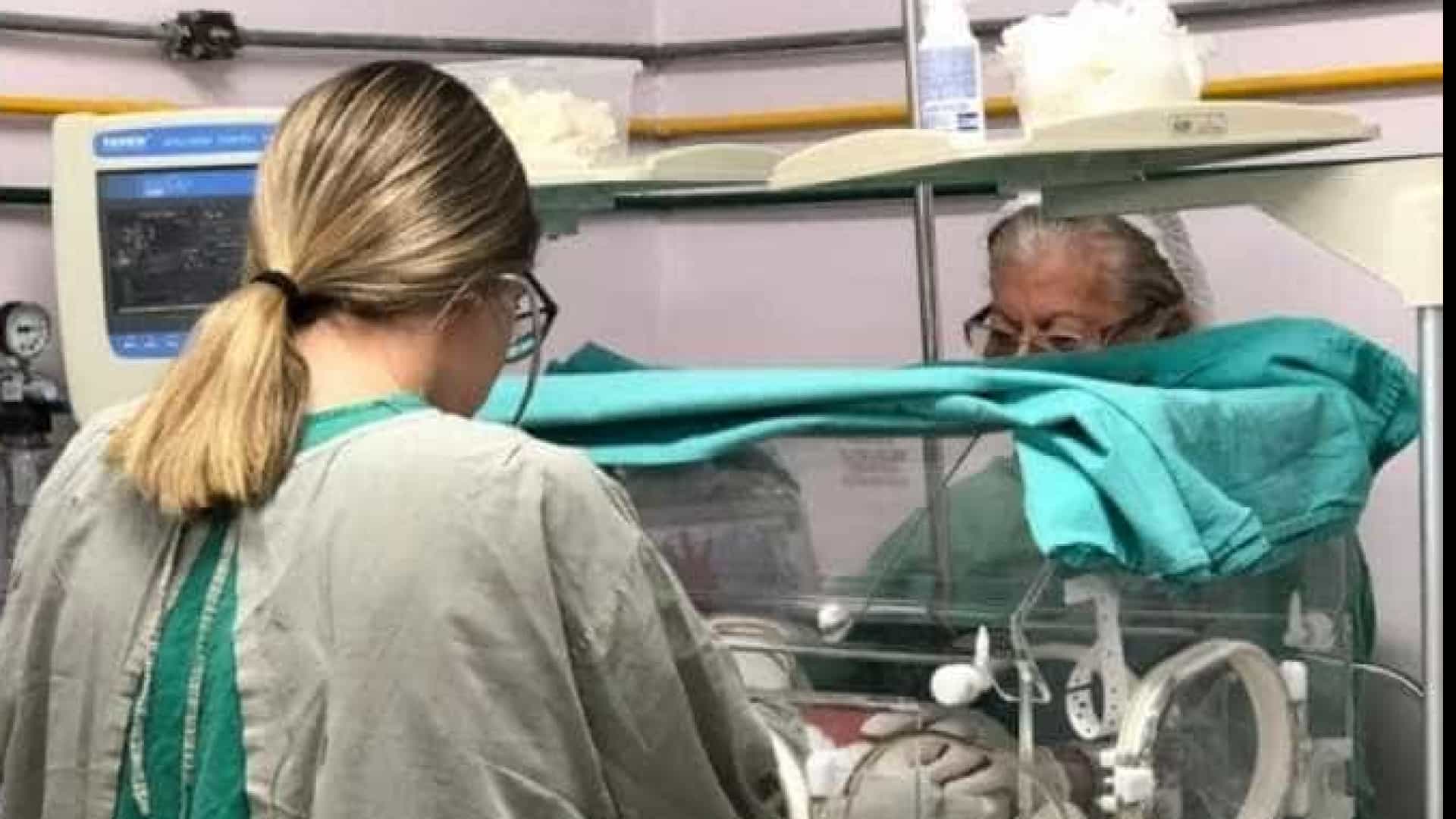 Recém-nascido é abandonado dentro de caixa de papelão em avenida