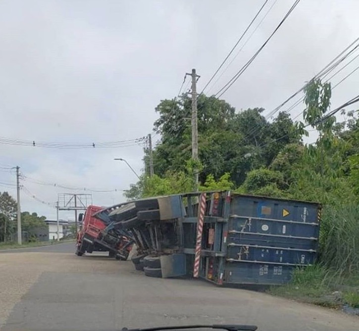 Carreta tomba em avenida de Manaus