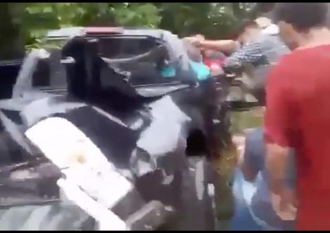 Desesperados, populares tentam tirar vítimas de ferragens após grave acidente na AM-010