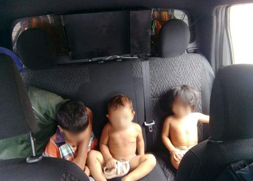 Para ir à festa, mãe tranca bebês doentes e com fome dentro de casa em Manaus