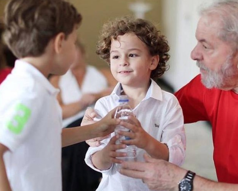 Juíza autoriza saída de Lula da prisão para ir ao velório do neto de 7 anos