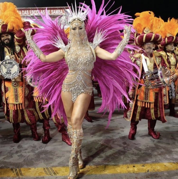 Sabrina Sato estreia como rainha de bateria da Gaviões e deixa público em alvoroço no Anhembi