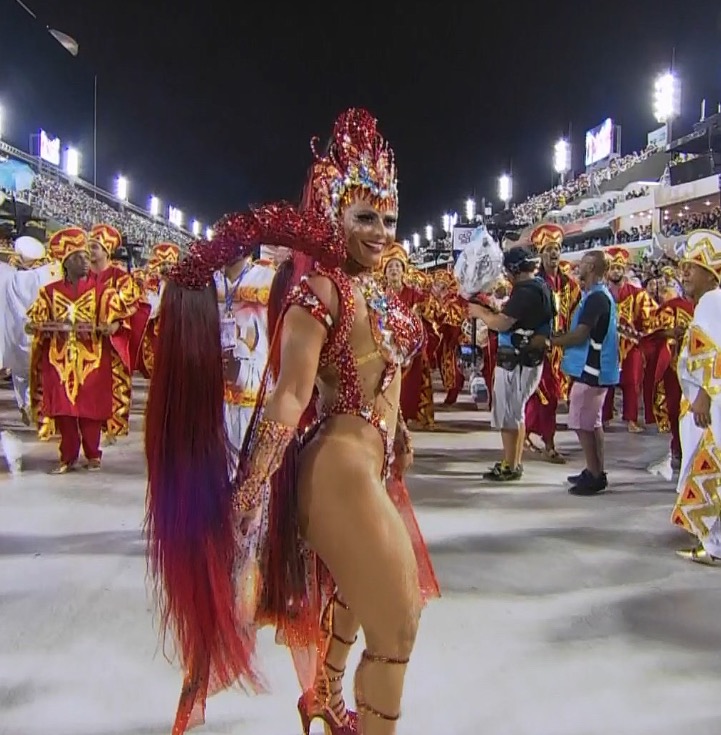 Fantasiada de borboleta, Viviane Araújo leva público ao delírio no Carnaval do Rio 