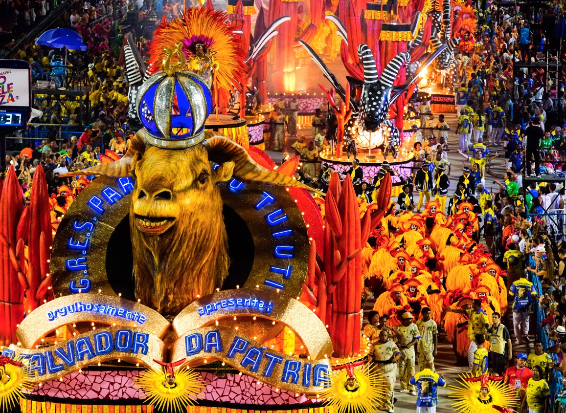 Paraíso do Tuiuti homenageia Lula e crítica Jair Bolsonaro na Sapucaí