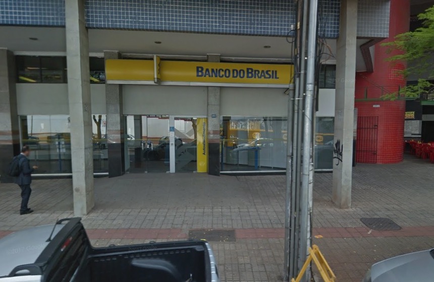 Justiça condena banco por barrar mãe e filha de três anos na cadeira de rodas