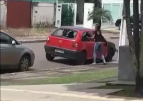 Vídeo: Mulher tem ataque de fúria e destrói carro do ex-namorado