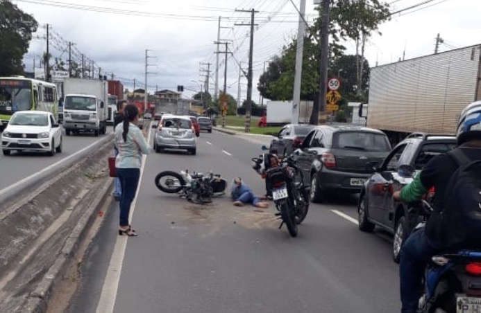 Em Manaus, acidente entre carro e motocicleta deixa homem ferido em avenida