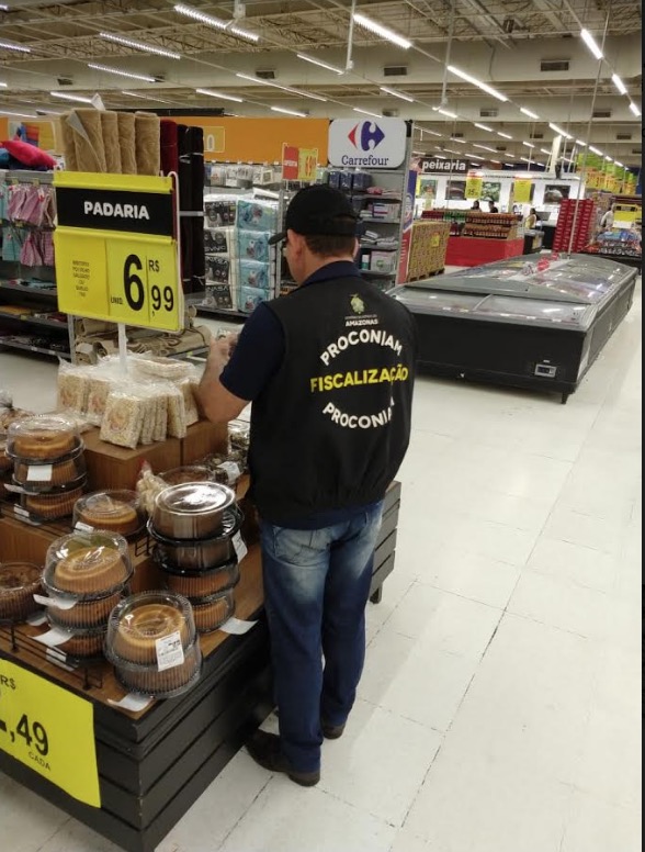 Em Manaus, Carrefour é multado por venda de alimentos vencidos  