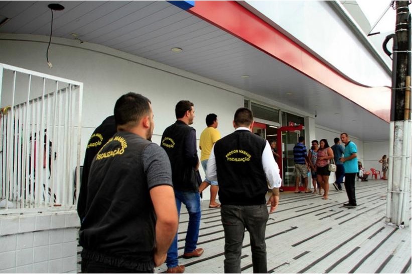 Agência bancária é multada por não cumprir ‘Lei da Fila’ em Manaus