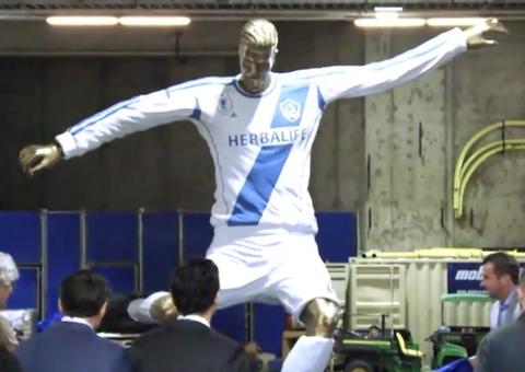 David Beckham cai em pegadinha de estátua falsa; veja o vídeo