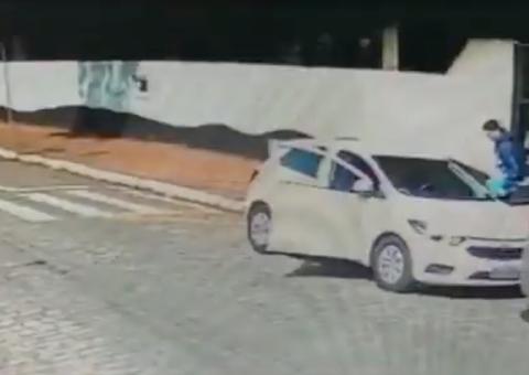 Vídeo mostra momento em que atiradores entram em escola de Suzano